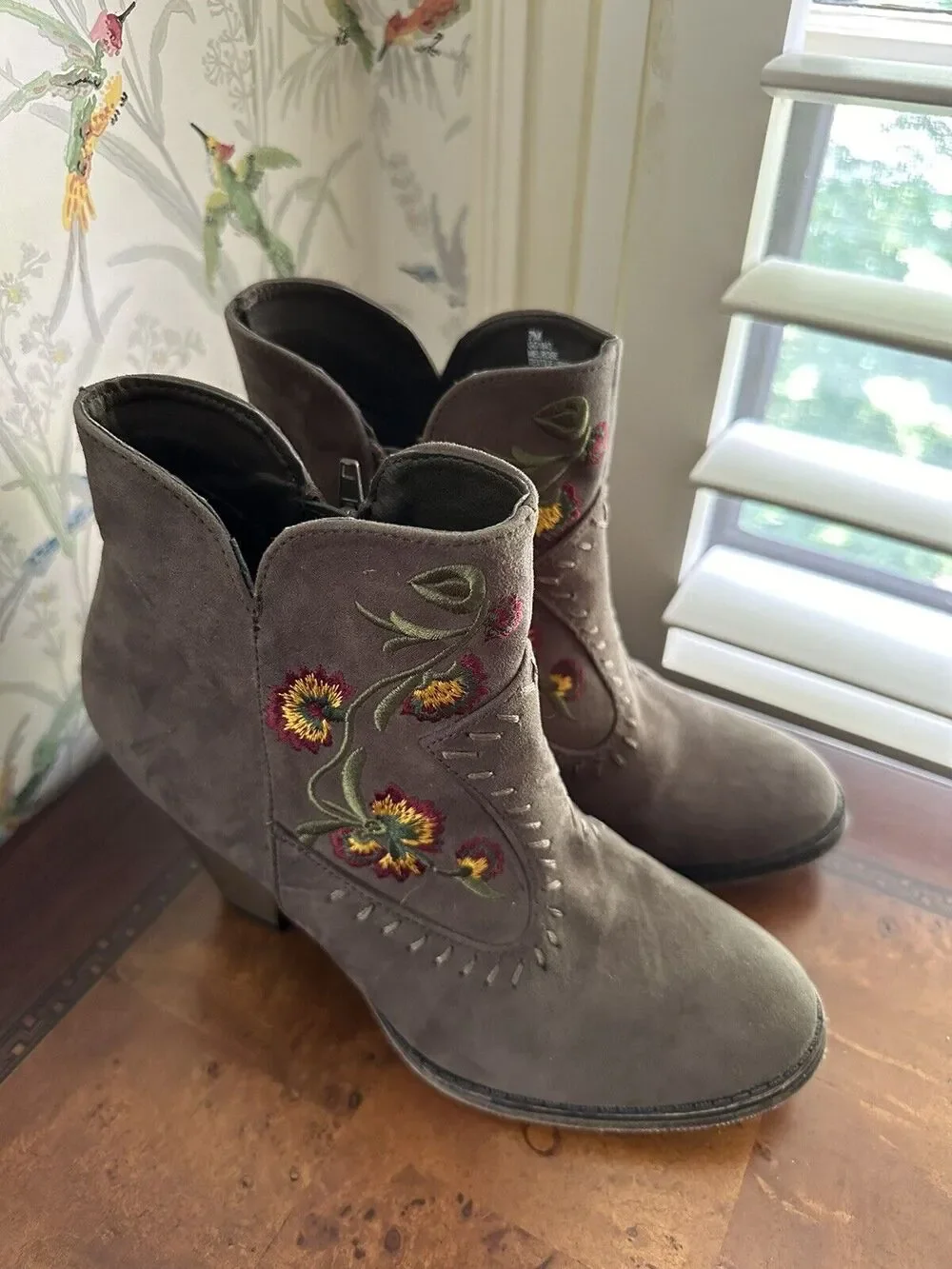 MIA WOMEN'S Brown MELROSE WITH EMBROIDERY ZIP UP BOOTIES Sz 7 M EUC Boho Western